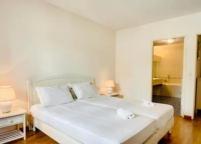 : Superbe Terrasse Rue D'antibes * كان